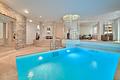 Spektakuläre Architektur & exklusive Waldrandlage: Atemberaubende Villa mit Indoor-Pool und SPA - Pool und Sauna