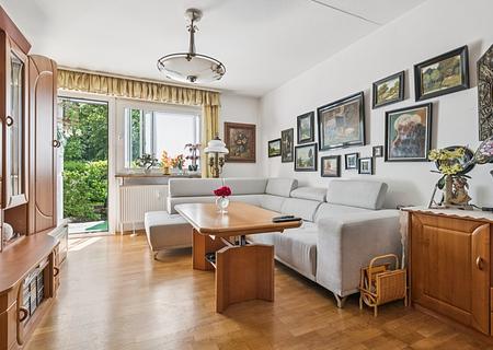 Gepflegte 3-Zimmer-ETW mit verglaster Ost-Loggia & Garage / Verkauf auf Nießbrauchbasis - Wohnzimmer