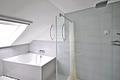 Modern, ruhig und bezugsfrei! Kernsanierte 4-Zimmer-Dachgeschosswohnung mit Garage in Palmbach - Badezimmer Blick Fenster