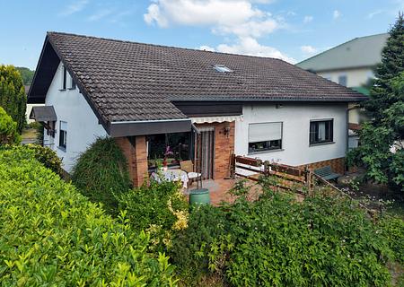 Viel Platz für Ihre Wohnträume: Freistehendes Einfamilienhaus mit Gartenpotenzial in Rheinhausen - Ansicht