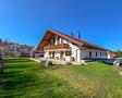 Hochwertiges Wohnen und Arbeiten mit Bergblick und Garten
- Nahe Penzberg und Bad Tölz - Hausansicht mit Garten und Terrasse