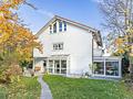 Verlieben erlaubt: Das Haus in Ottobrunn, das Ihre Checkliste tanzen lässt. - SEitenansicht mit Terassen