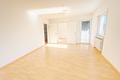 Kaufen & Sofortbezug I 3-Zi-DG-ETW I Südbalkon & Stellplatz I 
Bestlage von Ismaning! - Wohnzimmer mit Blick zum Balkon