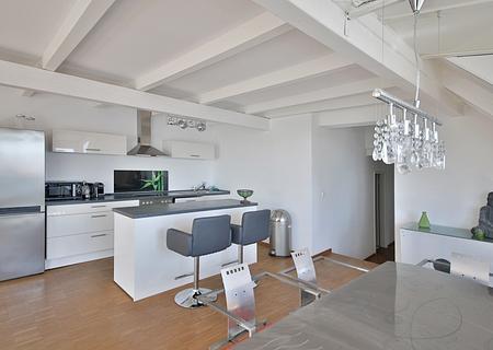 Über den Dächern Maikammers! Helle DG-Wohnung, möbliert, inkl. Stellplatz und toller Dachterrasse! - Küche
