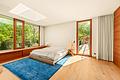 Rarität mit Alpen-Panorama und Seezugang: Ikonische Architekten-Villa mit hoher Privatsphäre - Gut geschnittene Schlafzimmer
