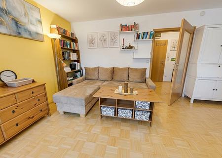 Vermietete 2-Zimmer-Wohnung mit 2 Balkonen & Tiefgarage in zentraler Lage in Freilassing - Wohn-_Essbereich 
