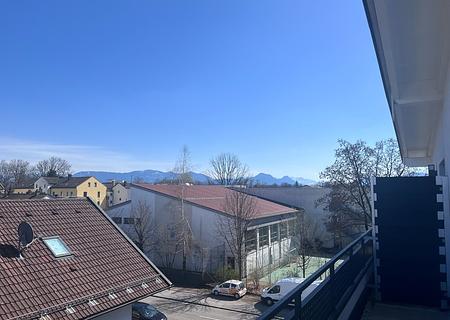 Gepflegtes 1-Zimmer-Penthouse Apartement mit großem Balkon in Rosenheim - Anfragen nur per Mail - Schöner Ausblick