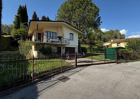 Kleine Villa zum attraktiven Preis und mit großem Potential am Gardasee - Außenansicht mit Garten
