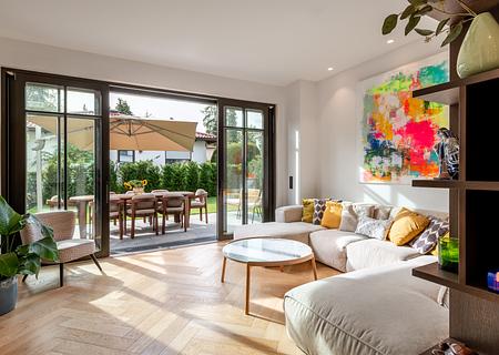Villenhälfte mit luxuriöser Ausstattung und traumhaftem Garten in bester Lage - Exklusiver Wohnbereich mit Kamin