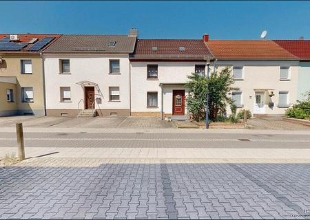 PROVISIONSFREI: Reihenmittelhaus in Leuna mit Garten & Modernisierungspotenzial - Außenansicht