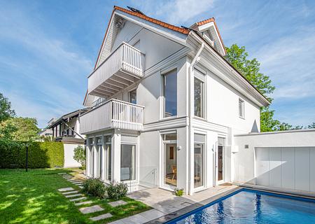 Freistehendes Einfamilienhaus mit Pool, Kamin und Photovoltaik - Freistehendes Einfamilienhaus mit Pool