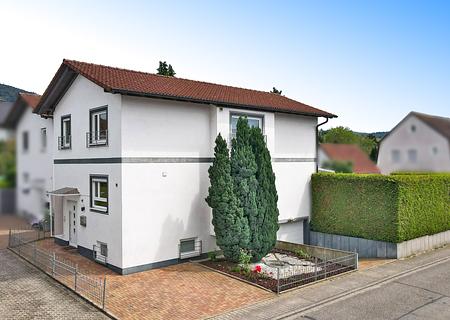 Bezugsfertiges Einfamilienhaus in Sinzheim – komplett möbliert und liebevoll ausgestattet - Frontansicht