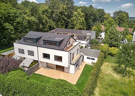 Moderne Haushälfte von 2016 mit Dachterrasse und Alpenblick in begehrter Villenlage - Moderne Eleganz mit Traumblicken