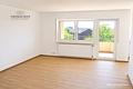 Bezugsfreie 3,5-Zimmer-Wohnung im 4. OG mit Aufzug, großem Balkon und ruhiger Lage in Sackgasse - Wohnzimmer