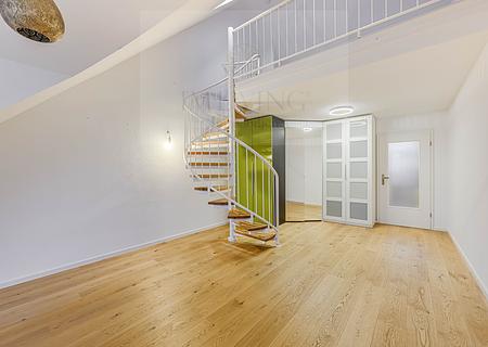 Über den Dächern Bogenhausens: Exklusive Galerie-Wohnung mit Loft-Flair und Balkon