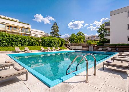 Gartenfeeling und Pool: Moderne und helle 2,5-Zimmer-Wohnung mit Südterrasse und Balkon - Gemeinschaftspool (visualisiert)