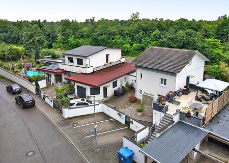Mehrfamilienhaus-Ensemble mit 7 Wohnungen, Pools, Whirlpool & Outdoor-Küche in Bad Bellingen - Gesamtansicht