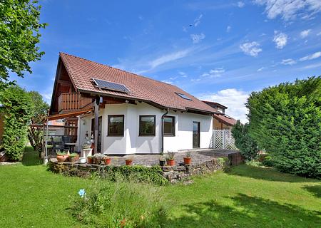 Freistehendes Einfamilienhaus  im Grünen mit Einliegerwohnung und traumhaften Südblick - Außenansicht