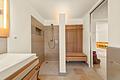 Rarität mit Alpen-Panorama und Seezugang: Ikonische Architekten-Villa mit hoher Privatsphäre - Bäder mit Naturstein