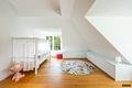 Luxuriöse Familienresidenz mit Lift, Tiefgarage, Fitnessbereich und Wärmepumpe - Gäste-/Kinderzimmer mit Bad en suite im DG