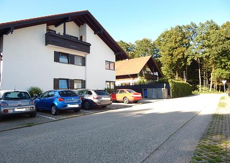 2-Zimmer-Wohnung in Freilassing mit Balkon & Holzofen – gepflegt und vermietet - Zufahrt/Parkplatz