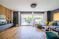 Exklusive Doppelhaushälfte mit sonnigem Südwest-Garten in Forstenried - Wohnzimmer mit direktem Zugang zum Garten