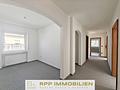 Helle 4,5-Zimmer-Wohnung mit Süd-Balkon und eigenem Garten in Lohhof - Büro/Ankleide, Flur