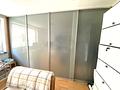 Möblierte 3-Zimmer-Wohnung mit Südwest-Loggia in top Lage Schwabing-West - Schrank im Schlafzimmer