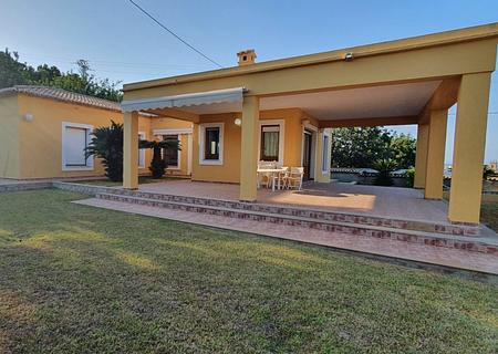 Gepflegte Villa mit 4 Schlafzimmern, 3 Badezimmern und Privatpool in hervorragender Wohnlage