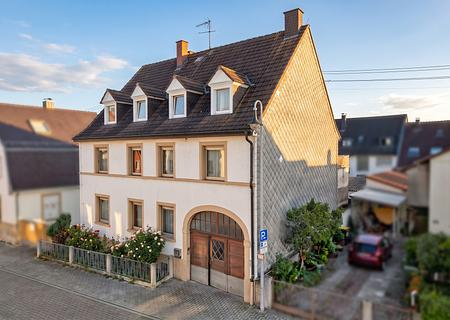 Mehrfamilienhaus mit Potenzial in Neureut – Sanierungsobjekt für Kapitalanleger und Eigennutzer - Hausansicht