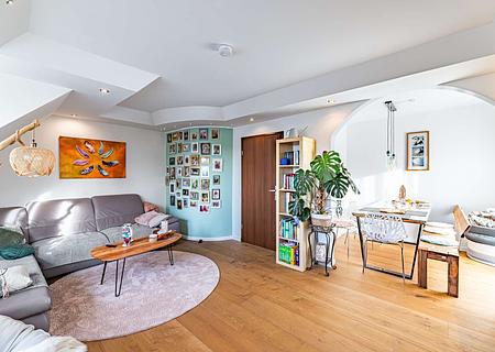Hegerich: Wohnen auf zwei Ebenen – attraktive Maisonettewohnung mit Balkon, Garage und Stellplatz - Wohnzimmer