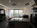 Modernes Apartment in zentraler Lage am OEZ (U1/U3) - Wohnraum mit Blick zum Balkon