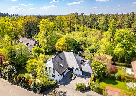 Familienidylle in bester Lage mit vielseitiger Einliegerwohnung und wunderschönem Garten - Malerisches Wohnen am Waldrand