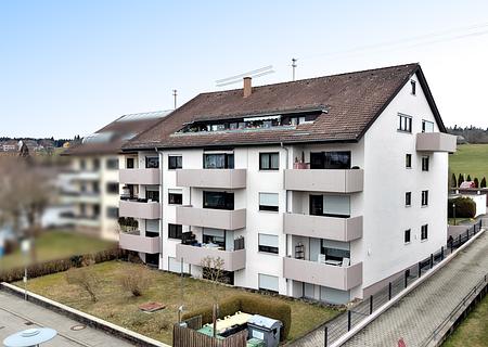Vermietete 2-Zimmer-Wohnung mit Balkon, Aussicht, Aufzug & Garage – solide Kapitalanlage - Titelbild