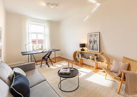 Bezugsbereite, lichterfüllte 4-Zimmer-Altbauwohnung mit Wohnküche und Balkonen - Helles Gäste-/Arbeitszimmer
