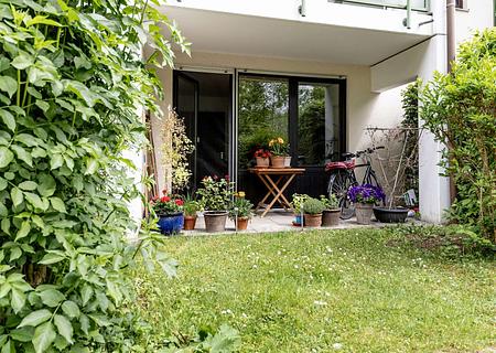 Großzügige 1-Zimmer-Erdgeschosswohnung mit Süd-Terrasse in Bogenhausen - Süd-Terrasse