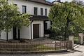 Großzügige Doppelhaushälfte im Großraum München mit zwei Wohnungen im Anbau & separatem Treppenhaus. - Erste Garage. Links ein Apfelbaum. Rechts ein Pflaumenbaum.