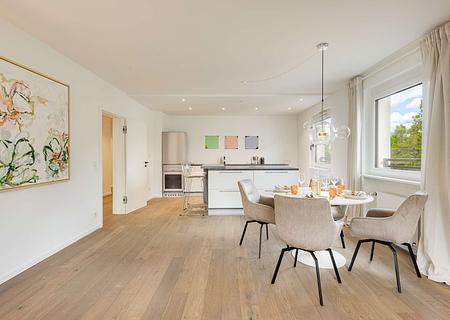 Design trifft Komfort – 2-Zimmer-Loftwohnung am grünen Isarufer - Wohn- und Kochbereich