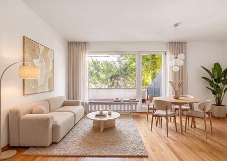 Geräumige, bezugsfreie 2-Zimmer-Wohnung mit großer Terrasse in Gerner Toplage - Wohn-/Esszimmer mit Balkon (virtuell möbliert)