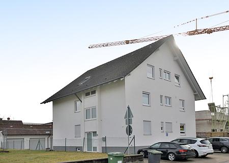 Sanierte Kapitalanlage mit guter Rendite, drei Garagen und langjährigen Mietern in Malsch - Ansicht Straße