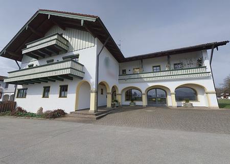 Attraktive, großzügige 3-Zimmer-Mietwohnung mit Galerie und Balkon in Ainring - sofort verfügbar! - Außenansicht