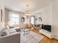 Zur Kapitalanlage: Zauberhafte Altbauwohnung, denkmalgeschützt, mit Potential. - Wohnzimmer - (KI generiert) 