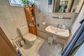 Architektur trifft Wohnkomfort: Raumfluss im Split-Level - Gäste-WC Erdgeschoss