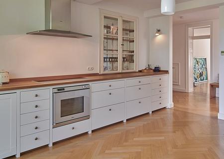 Bezaubernde Maisonette-Wohnung in historischer Villa mit Traumblick auf den Schlosskanal - Hochwertige Einbauküche