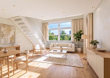 Exklusive Dachgeschosswohnung mit Galerie: Großzügiges Wohnambiente und Südfenster zur Renovierung - Wohnzimmer (Visualisierung)