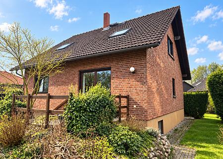 Ansprechendes EFH I 2 Wohneinheiten sind möglich I Schnelle Entscheidung ist erwünscht! - Rückansicht des Hauses