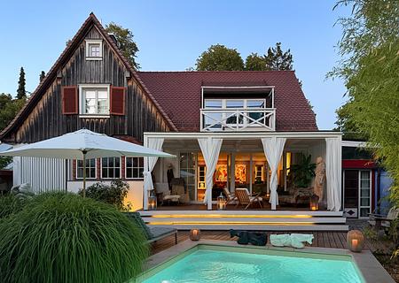 Historisches Juwel von 1913 an der Blutenburg mit Pool und Atelierhaus - Charmante Haus mit Pool
