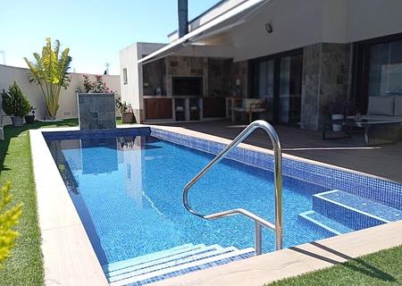 Exklusive Villa mit 3 Schlafzimmern, 2 Bädern, Garage und Privatpool
