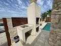Moderne freistehende Villa mit privatem Pool und Dachterrasse