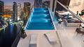 Sky Villa mit Aston Martin Interiors - sky villa pool 4k 1